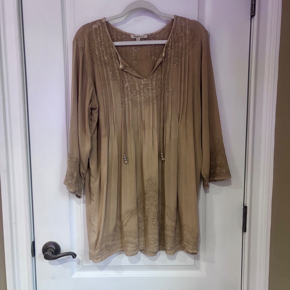 Solitaire Tops - Solitaire Tan Embroidered Rayon Tunic Top Boho Pleated Split Neck Medium‎